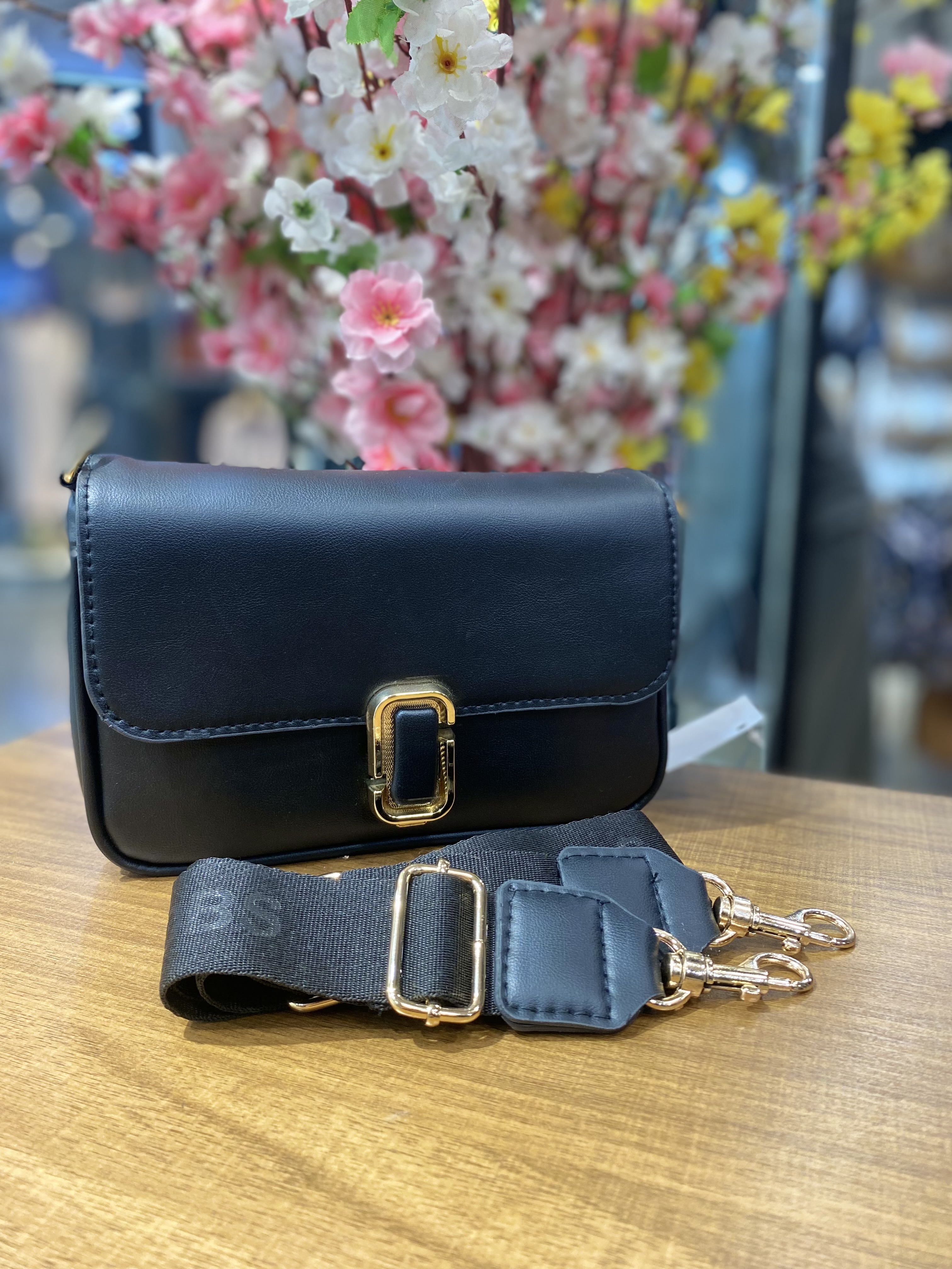 کیف اسپرت سگک طلایی